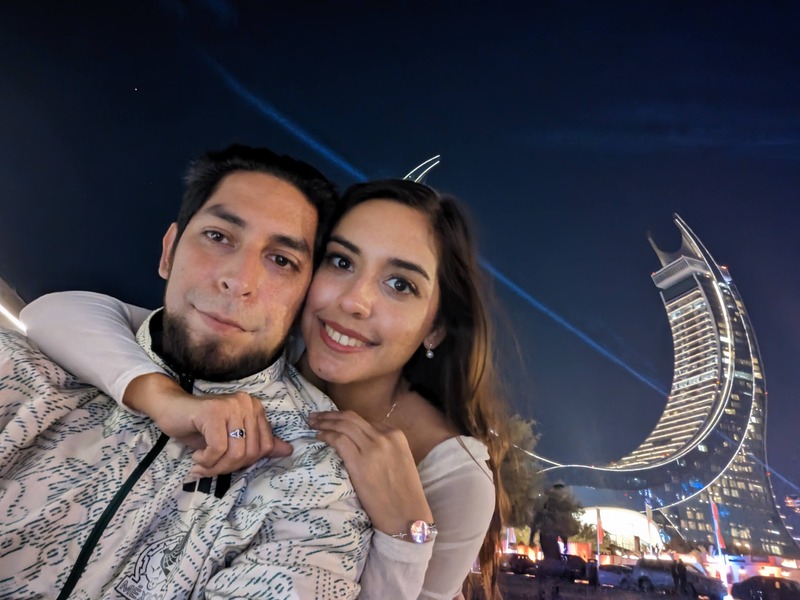 Michelle y Abraham de noche